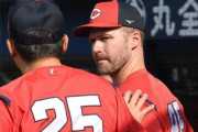 カープ・デビッドソンが来日初めてスタメンを外れる。新井監督と話し込む