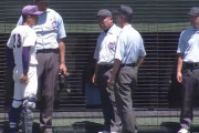 【悲報】高校野球の審判、選手の邪魔をしてしまい大炎上