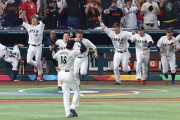 レッドソックスの吉田正尚　ＷＢＣ優勝決定の瞬間、こけたシーンの真相を明らかにする