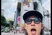 「誰も気づかねーの!?」超大物アーティストが渋谷に〝ステルス〟潜入しSNS騒然!!有名スポットでの自撮りに「オーラの消しかた凄い」