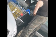 【悲報】ガソリン価格高騰の影響か、とんでもない物を車に補充する男性が撮影されるｗｗｗｗｗｗｗｗｗｗｗ
