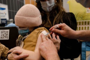 ワクチン未接種者に「保健税」を導入へ　「多額」になるだろう　カナダ・ケベック州