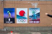 言葉だけじゃ止めないよ、叩かなきゃ！　〜　【読売新聞】「防護服の聖火ランナー」ポスター、韓国で貼り出す…五輪相「決して許されない」「毅然として臨む」