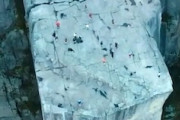 最恐絶景スポット「プルピットロック」高さ604メートルから突き出した岩塊を空撮。