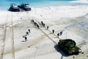 99式戦車を搭載した中国海軍の新型ホバークラフト「マスタング」が砂浜へ強襲上陸！