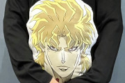 『ジョジョ』ディオの生首ダイカットクッションが発売！ほぼ等身サイズに「容器にいれようかな」