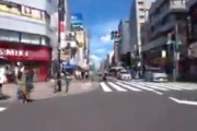 【動画】女の子、バイクを転倒させてしまう
