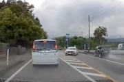 【熊本】えげつない速度の暴走車がファミマ駐車場に突っ込んでしまう事故がKOEEEEE！