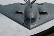 ミズーリ州上空で米空軍のステルス戦略爆撃機B-2が空中給油機KC-135から燃料補給！