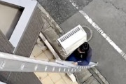 【動画】エアコンの室外機の取り付け、日本でも命がけだった。