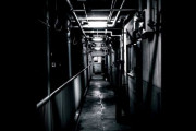 【何これ怖い…】マンションの通路に変な奴いるんだが…