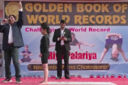 インドの軟体少女、人間らしからぬ動きで世界記録樹立！ こんな動作が物理的に可能なのかよwwwww