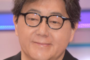 秋元康さん、ヅラ始めました？！