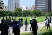 日本の警察さん、20人以上でイノシシ捕獲する様子が海外で笑われる