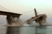 【衝撃映像】インド　建設途中の橋崩壊、大部分はガンジス川に落下