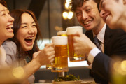 Z世代、ゆとり世代、氷河期世代、団塊世代「飲みに行くぞ！」