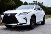 高級車路線だったレクサス、300万円台から買えるように