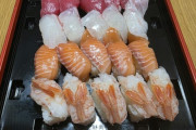 【画像】シルバーウィーク終盤だし、ロピアとかいう謎のスーパーで買ったお寿司食べるね🥺🍣