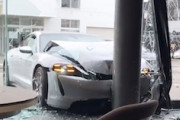 【動画】新潟のポルシェ販売店にポルシェが突っ込んでしまう事故。
