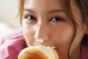 【朗報】甘いものを食べてる中村麗乃さん、ガチでかわいいWwwwwwww