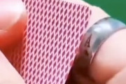 【7秒】単純で効果絶大。ポーカーのイカサマ技を紹介してくれる動画。
