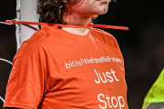◆悲報◆マンU×アトレチコだけじゃない…エバートン×ニューカッスルでも…「STOP OIL」Tシャツ着た乱入者がゴールポストに張り付く異常事態発生