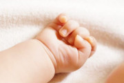 イギリスで3人のDNAを用いて誕生した赤ちゃん、遺伝性疾患がないことが確認される