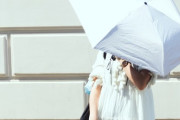 【☂】「日傘マジ邪魔」「ほんと迷惑」　日傘マナー問題はなぜ起こる？　業界団体、メーカーの見解は
