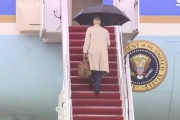 危うい姿再び？アメリカ大統領がエアフォース搭乗時にまた転びそうになってしまう？