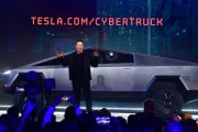 テスラ「サイバートラック」1号車完成！