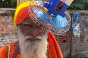 インド式ライフハック。ソーラーパワーで動く扇風機ヘッドギアを発明したおじいさん