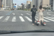 【画像】X民「電動キックボードカップルが公道でノーヘル！違反だろ！」 ﾊﾟｼｬ