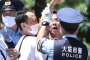 韓国紙「 "バカヤロ" と叫び ... 右翼団体、突然韓国記者に飛びついた」韓国の反応