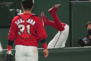 カープ上本崇司、カメラマン席に飛び込むファインプレー！一回転してフェンス内にダイブ！！