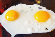 どんな料理にでも半熟目玉焼きを乗せるだけで美味そうに見えるmagic