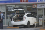 【画像】プリウス、防護柵を破壊してローソンに入店