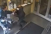 AR-15自動小銃を持った犯人を素手で取り押さえた警備員が凄すぎる…ニューヨーク州郊外！