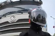 ミキサー車に踏み潰されかけたスクーター乗り視点の映像くっそ怖い。