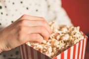 映画館ワイ「ポップコーン買うか」上映中ワイ「ｼﾞｭﾜｧ（噛めずに口の中で溶かす）」