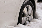 【画像】東京都民さん、ノーマルタイヤで積雪に次々と特攻してしまう