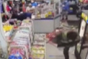 【動画】 黒人「自分の国に帰れ中国人め」と韓国人コンビニを激しく破壊