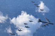 B-52爆撃機やF-2戦闘機など約60機の軍用機を動員…米空軍が韓国との訓練が難しくなるや日本と大規模空中合同演習！