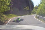 【ドラレコ】なぜ転倒した？カーブを曲がり切れなかったバイクに突っ込まれる車載。