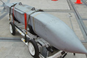米軍がウクライナに供与する滑空誘導爆弾「JSOW」はロシア製よりはるかにスマート！