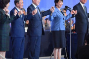 【画像】自民「５人で並んでみた」　野党「４人で並んでみた」　本日撮られた２枚の写真がこちらｗｗｗｗｗｗｗｗ