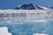 【衝撃】‟血の雪”に続いて南極に異変…雪解け水がとんでもない色に…（画像あり）