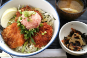 【画像】チキンカツの上に「ネギトロ」を乗せた丼