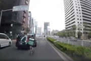 【動画】ウーバーイーツ配達員がもうめちゃくちゃ　右車線を走りタクシーに体当たりして轢かれる