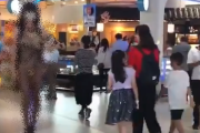 【動画】ショッピングモールにとんでもない格好をした女が現る