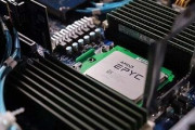 64コア/128スレッドのAMD EPYC 7002対応サーバー、GIGABYTE「G242-Z10」を試す